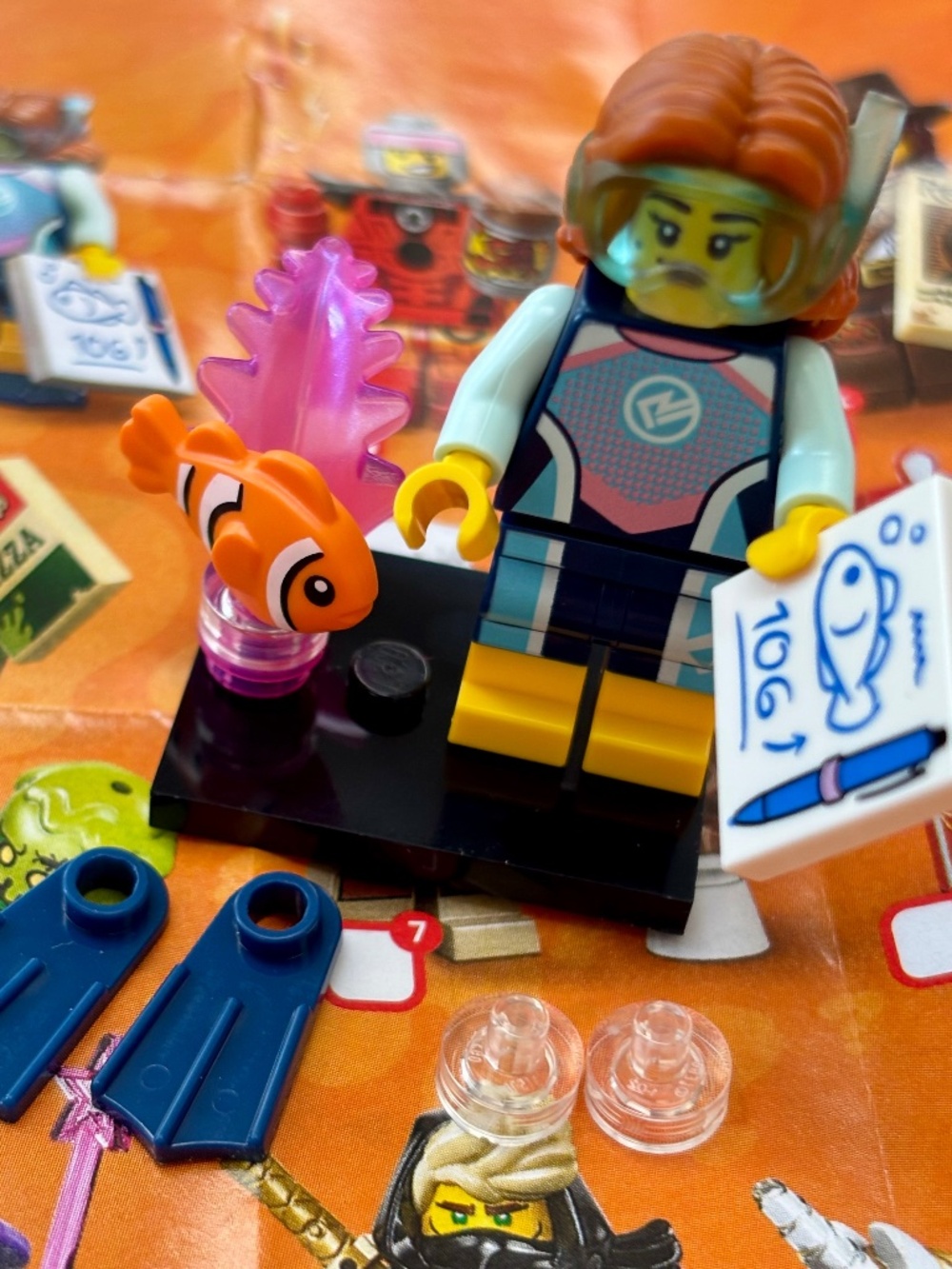 LEGO SERIES 29 "Marine Biologist" col29-2 With Stand, Accessories & Pamphlet.